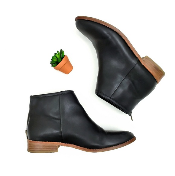 Urban Outfitters Shoes - Urban Outfitters 9M Black Zip Ankle Booties